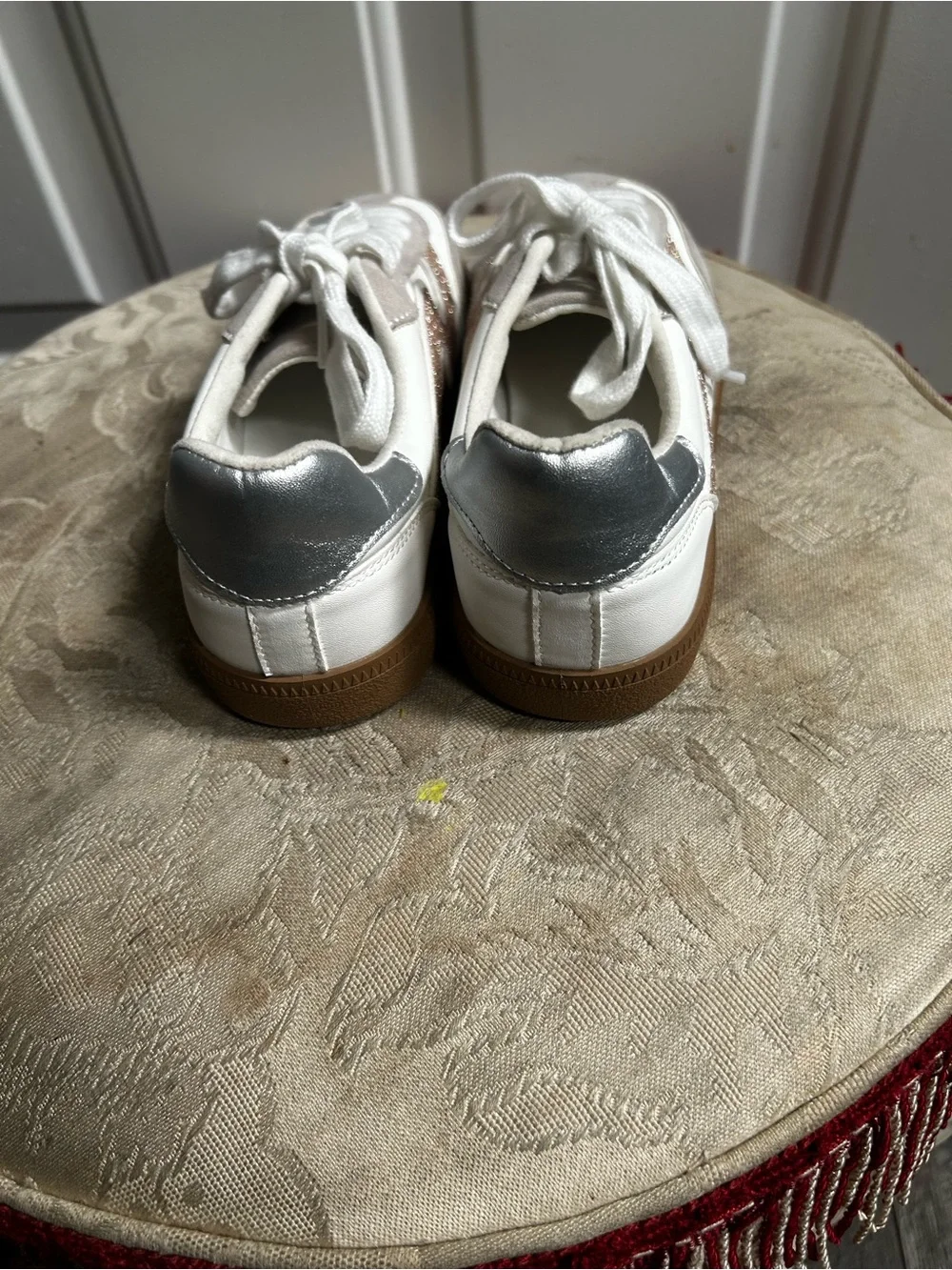 Madden Girl Kirby White & Taupe Suede Accent Sneakers Sz 4